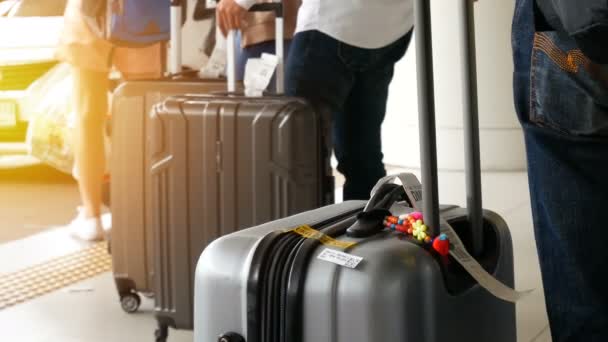 Passageiro Com Grande Bagagem Rolo Fila Espera Fila Táxi Estacionamento — Vídeo de Stock