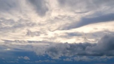 4k görüntüleri beyaz kabarık kabarık bulutlar hızlı gün batımı veya gündoğumu zamanında altın ışık ile mavi gökyüzü hareketli zaman atlamalı