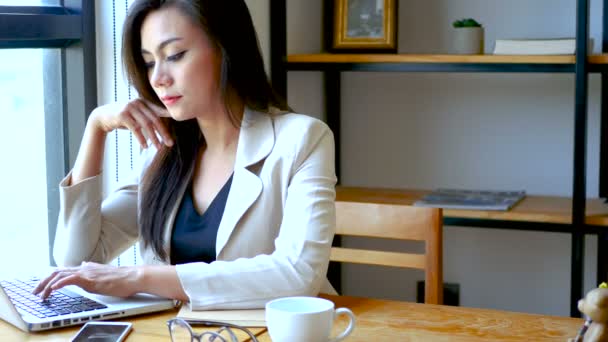 Footage Busy Business Woman Working Laptop Computer Thinking Serious Face — Stock Video