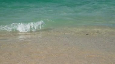 4k. deniz yumuşak dalga , Phuket beyaz kumlu plajda berrak su, tatil arka plan görüntüleri için Tayland tropikal yaz deniz plajı