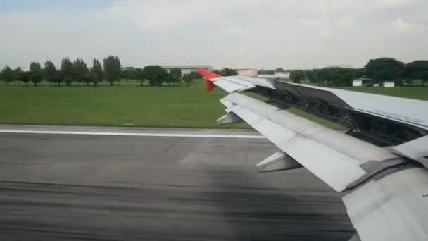 Blick Aus Dem Flugzeugfenster Zwischen Landezeit Auf Der Landebahn Des — Stockvideo