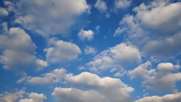 镜头的蓝天与白色浮云和金色的光在日落或日出时间在多云天 摄像机平移移动 — 图库视频影像