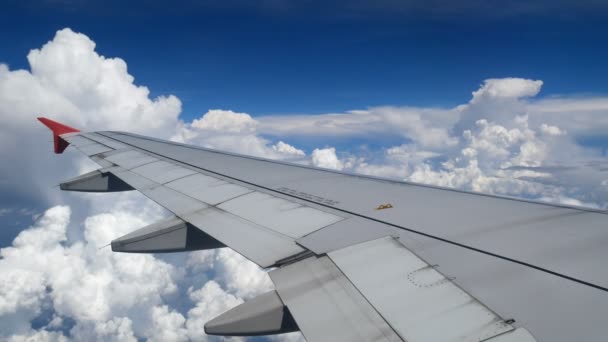 Voo Avião Com Imagens Asa Avião Voando Acima Das Nuvens — Vídeo de Stock