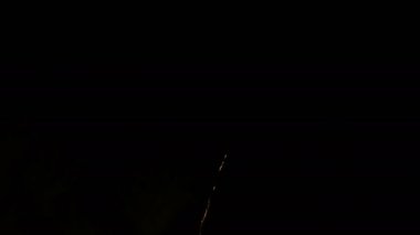 gerçek renkli havai fişek Festivali yakın yukarı 4k görüntüleri tatil Festivali ve kutlama arka plan için karanlık gece sahnesinde gökyüzünde ışık