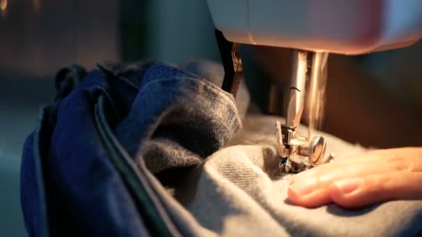 特写一个女人用缝纫机缝制蓝色牛仔牛仔裤 — 图库视频影像