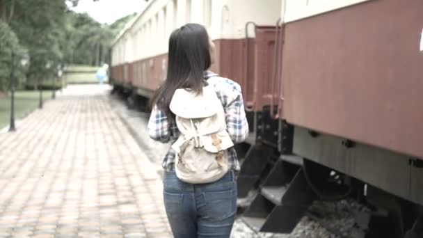 Footage Happy Asian Tourist Woman Railway Station Walk Train Step — Stock Video