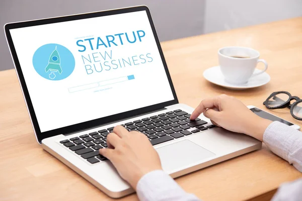 Geschäftsleute, die auf Notebook-Laptop-Computer mit Start-up-Unternehmen und Rakete Logo auf dem Bildschirm arbeiten, Start-up-Ideen Business Development — Stockfoto