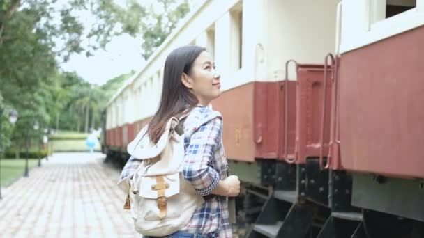 快乐的亚洲旅游女性在火车站 步行到火车和楼梯上 乘坐老式火车前往亚洲 休闲旅游乘坐火车旅行 复古色彩 — 图库视频影像