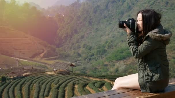 Filmagem Mulher Turística Asiática Feliz Tirando Fotos Bela Natureza Plantação — Vídeo de Stock