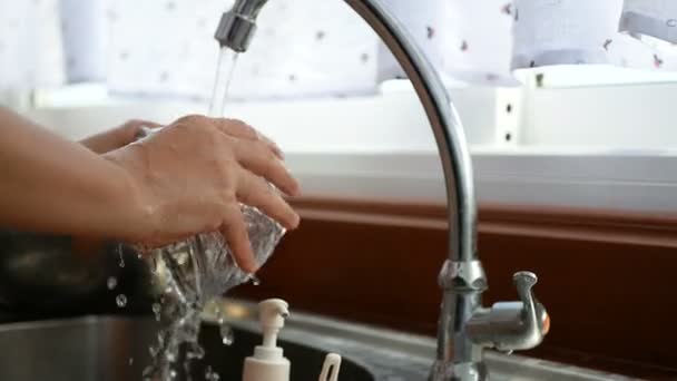 4K映像 台所の流しでガラスのボウルを洗う女性 — ストック動画