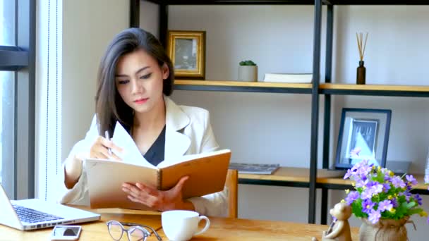 Кадры Красивая Азиатская Бизнес Женщина Сидит Перед Компьютером Ноутбук Чтение — стоковое видео
