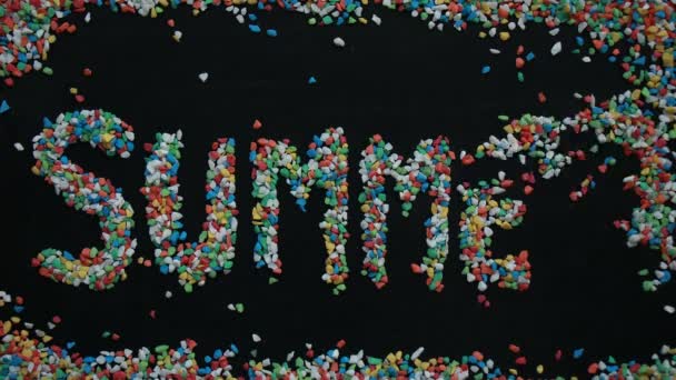 Часовий Проміжок Слова Summer Зроблений Барвистого Гравію Чорній Крейдяній Дошці — стокове відео