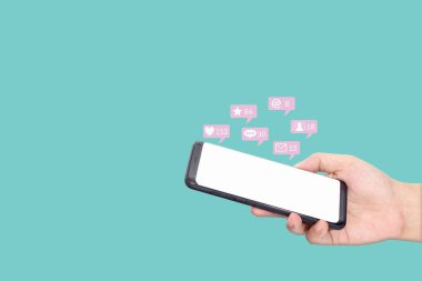 insanlar gibi sosyal ağda arkadaşından bildirim simgeleri ile sosyal medya etkileşimleri için boş beyaz ekran ile mobil Smartphone kullanarak, mesaj, e-posta, söz ve akıllı telefon yukarıda yıldız 