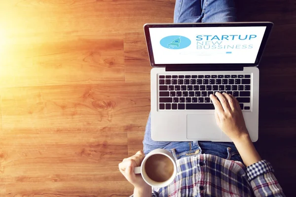 Blick von oben auf Menschen, die von zu Hause aus auf Laptop-Notebooks arbeiten, auf Holzboden mit Startup-Unternehmen und Raketenlogo auf dem Bildschirm, Start-up-Ideen Geschäftsentwicklung — Stockfoto