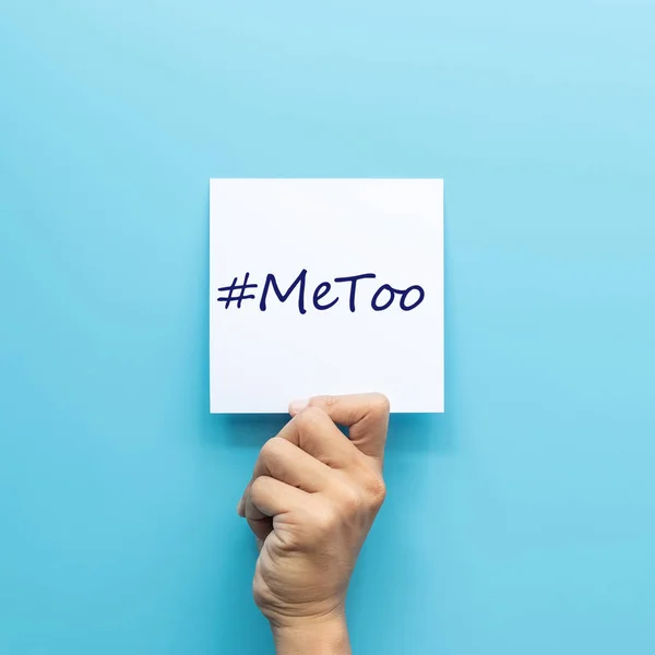 Hashtag #Metoo fehér papírra kézzel izolált kék háttér. #Metoo kampány a szexuális zaklatás és a szexuális zaklatás elleni mozgásra. — Stock Fotó