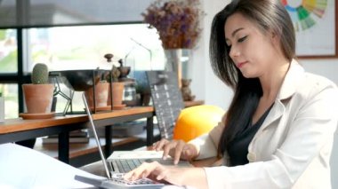 4k görüntüleri, yoğun iş kadın laptop bilgisayar ve kahve dükkanı kafede sabahları şehirde, iş insanları yaşam tarzı ile çalışan. Asya model içinde onu 30s