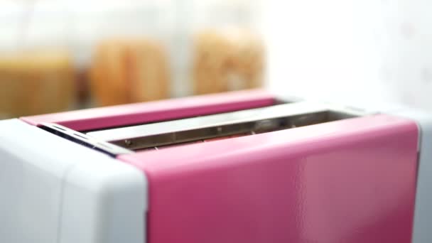 镜头烤面包弹出粉红色烤面包机与面包上良好的早晨邮票 — 图库视频影像