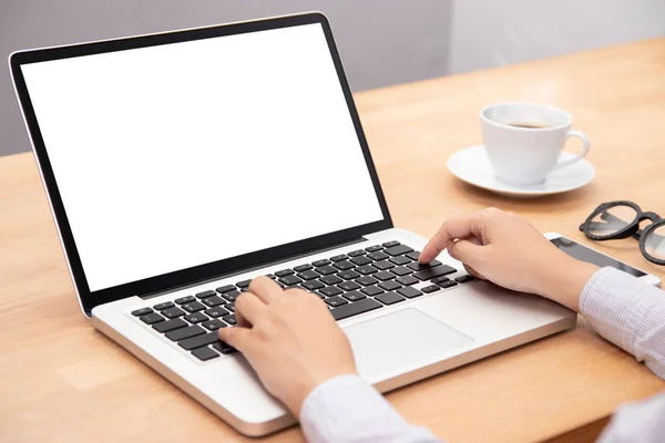 Mujer de negocios que trabaja con el ordenador portátil portátil portátil, utilizando el dedo con el teclado para escribir. ordenador portátil con pantalla blanca en blanco para espacio de copia —  Fotos de Stock