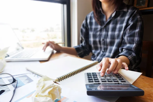女商人在办公室使用计算器计算会计和财务作为会计工作。在计算器上用手指特写 — 图库照片