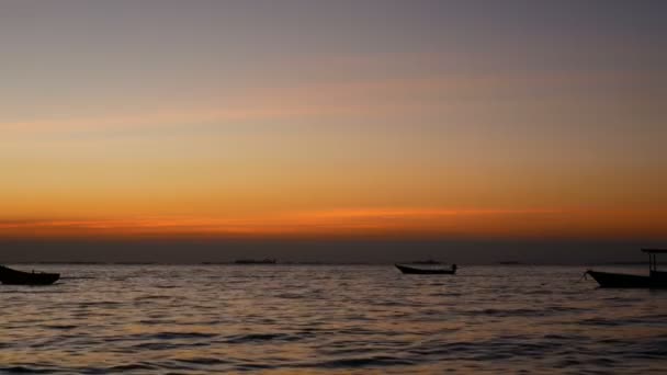 Силуэт Маленькой Лодки Над Морем Небольшой Волной Закате Восходе Солнца — стоковое видео