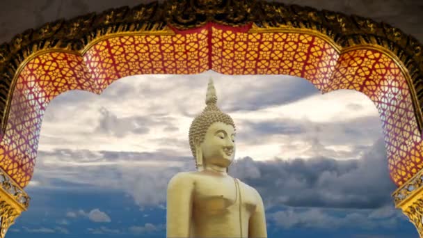 Große Mächtige Buddha Statue Goldfarbe Mit Wunderschönem Zeitraffer Des Himmels — Stockvideo