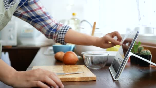 Kvinna Använda Fingret Glida Tablet Skärmen Skiva Och Skala Lök — Stockvideo