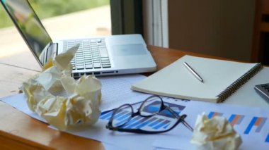 iş alanı arka plan Full HD görüntüleri. Masa çalışma alanında hesap makinesi ile grafik ve grafik hesabı olarak kağıt çalışması ile bilgisayar laptop. 