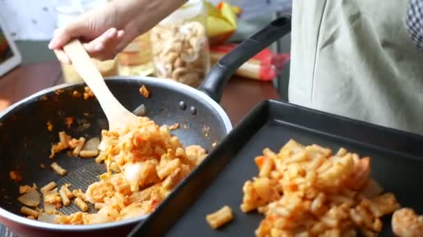 Filmati Mano Donna Prendere Scoop Maccheroni Dalla Padella Nel Piatto — Video Stock