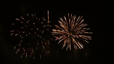 gerçek renkli havai fişek Festivali yakın yukarı 4k görüntüleri tatil Festivali ve kutlama arka plan için karanlık gece sahnesinde gökyüzünde ışık