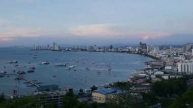 okyanus Körfezi 'nde günbatımı veya gündoğumu zaman tekne aydınlatma ile günden geceye Pattaya bakış açısı çekim zaman atlamalı