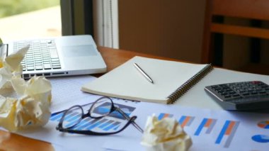 iş alanı arka plan Full HD görüntüleri. Masa çalışma alanında hesap makinesi ile grafik ve grafik hesabı olarak kağıt çalışması ile bilgisayar laptop. 