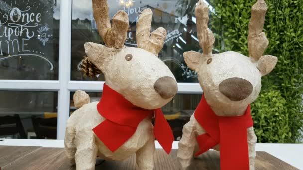一对驯鹿雕塑与红领巾作为装饰与商业商店的背景 — 图库视频影像