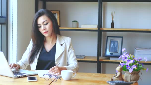 Imagens Mulher Negócios Ocupada Trabalhando Com Computador Portátil Escrevendo Livro — Vídeo de Stock