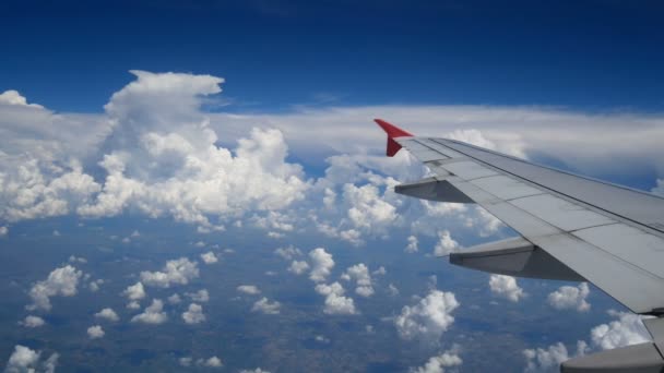 Voo Avião Com Imagens Asa Avião Voando Acima Das Nuvens — Vídeo de Stock