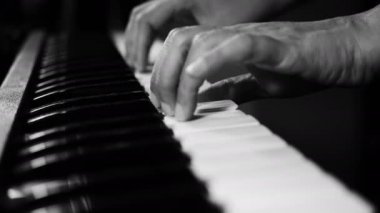 piyano müziği piyanisti elleri tek renkli siyah beyaz renk oynarken 4k görüntüleri. alan derinliği ile müzik enstrüman büyük piyano seçici odak