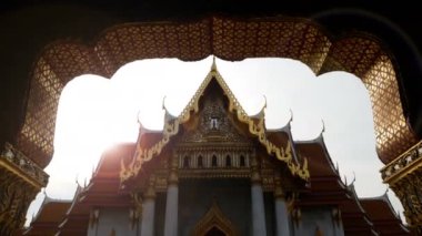 4k görüntüleri. Mermer Tapınak ya da Wat Benchamabophit Dusit Wanaram kilise üstünde güneş ışınıyla sabah zaman, Bangkok Tayland görmek turist görüş için ünlü dönüm yeri