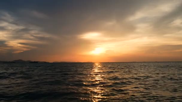 Beelden Van Prachtige Zonsondergang Boven Zee Bij Tropical Beach — Stockvideo