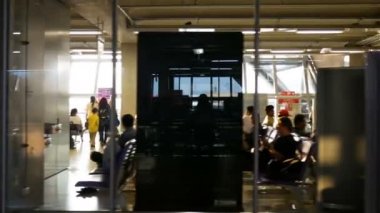 Dolly atış ile gün batımında 4k. havaalanı terminal kapısı. seyahat ve ulaşım iş görüntüleri arka plan