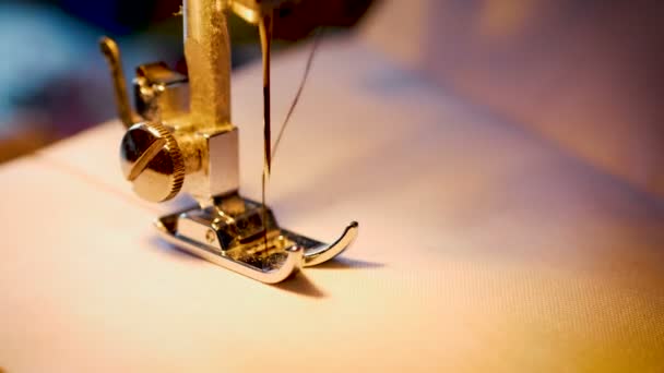 用缝纫机在白色织物画布上合上缝纫针 — 图库视频影像