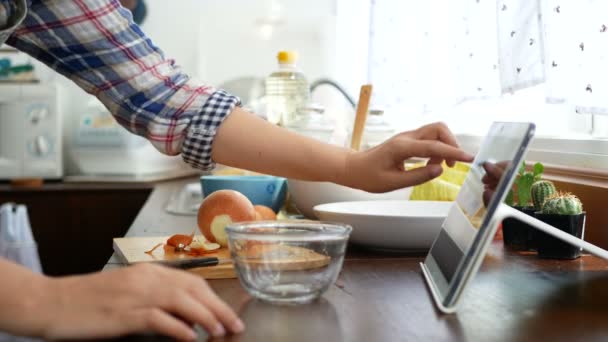 Bilder Kvinnlig Hand Slide Tablet Och Spricka Ägg Glas Skål — Stockvideo