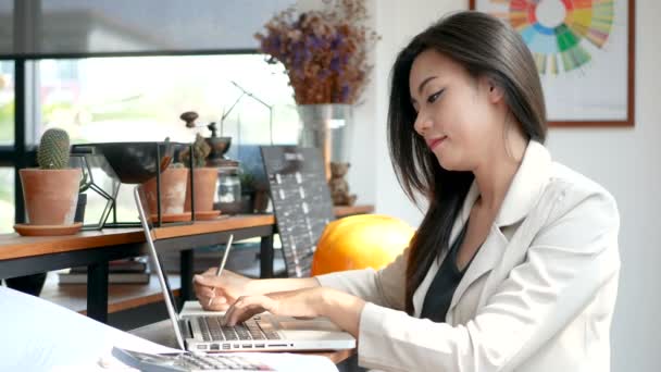 Filmagem Mulher Negócios Ocupada Trabalhando Com Computador Portátil Pensando Com — Vídeo de Stock