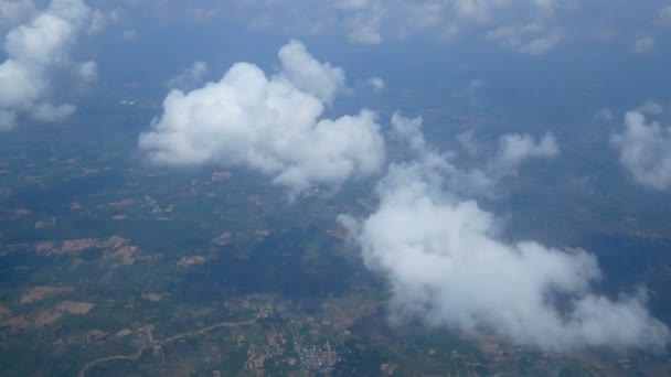 飛行機の窓を通して空中ビュー 青空を背景に美しい白い雲 飛行機で旅行する — ストック動画