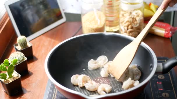 Main Féminine Mettre Les Crevettes Dans Une Casserole Remuer Préparer — Video