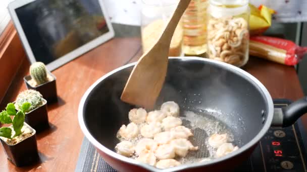 Mano Femminile Mettere Gamberetti Una Padella Mescolare Preparare Gli Ingredienti — Video Stock