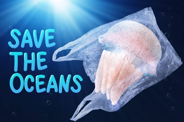 Contaminación plástica en el concepto de problema ambiental oceánico. medusas nadan dentro de bolsa de plástico flotando en el océano con texto salvar los océanos — Foto de Stock