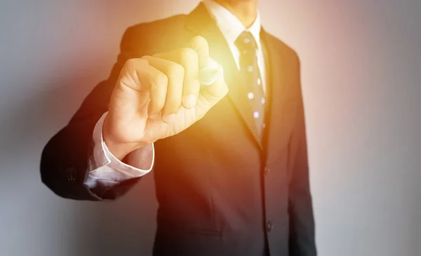 Affärsman hand Holding Black Magic Pen skriva något med virtuella tomma transparent whiteboard skärm med kopierings utrymme, ljuseffekt vid penna — Stockfoto