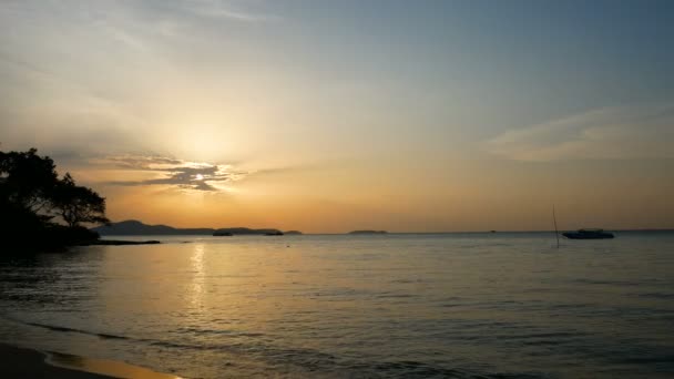 Filmmaterial Vom Wunderschönen Sonnenuntergang Über Dem Meer Tropischen Strand — Stockvideo