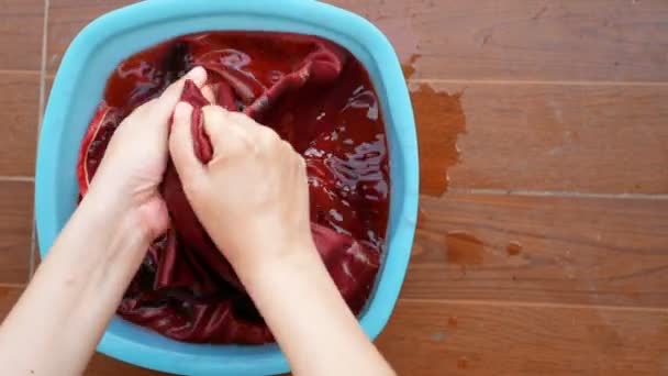 Donna Che Lava Panno Mano Nel Bacino Colore Rosso Dalla — Video Stock