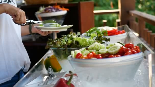 Frau Wählen Verschiedene Bio Gemüse Auf Catering Buffet Essen Hotelrestaurant — Stockvideo