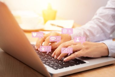 gibi, mesaj, e-posta, söz ve akıllı telefon ekranı nın üzerinde yıldız ile sosyal ağ arkadaş bildirim simgeleri ile sosyal medya etkileşimleri için dizüstü bilgisayar dizüstü bilgisayar kullanan insanlar. ınternet 